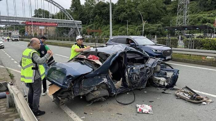 Rize'de 3 kişinin yaralandığı trafik kazası güvenlik kamerasına yansıdı...