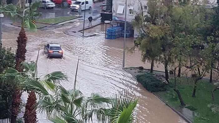 Meteoroloji uyarmıştı: Sağanak, dolu ve fırtına Manavgat’ta hayatı felç etti...