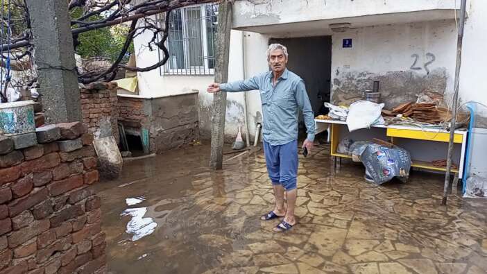 Yağış felakete dönüştü: Nazilli'de sağanak nedeniyle su basan bodrum kattaki aileyi ekipler kurtardı