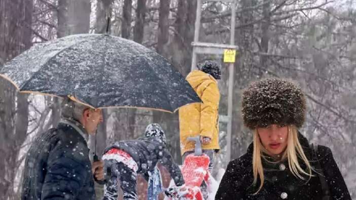 Meteoroloji o bölgeyi uyarmıştı! Yurdun doğusu ve iç kesimlerinde yoğun kar ulaşımı aksattı...