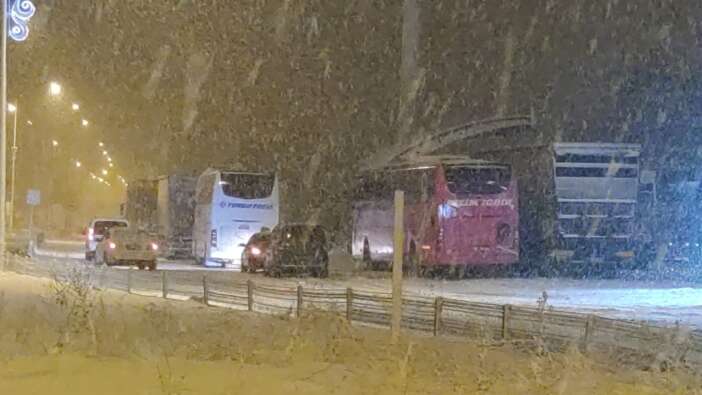 Yoğun kar yağışı başladı! Erzurum'da çok sayıda araç yolda kaldı! İşte son durum