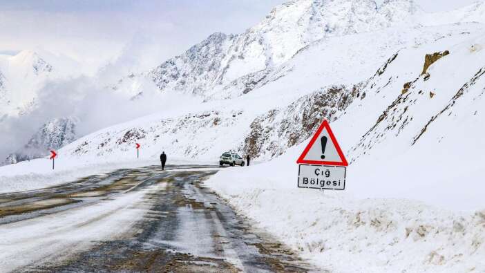 Meteoroloji'den kuvvetli yağış ve çığ uyarısı: Dikkatli olunmalı İşte son hava durumu tahminleri!