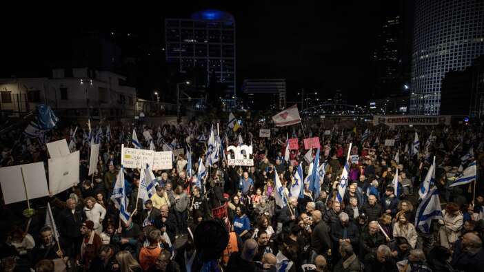 Netanyahu'ya soğuk duş! Tel Aviv’de binlerce kişi Savunma Bakanlığı önünde toplandı! Gazze için ateşkes çağrısı