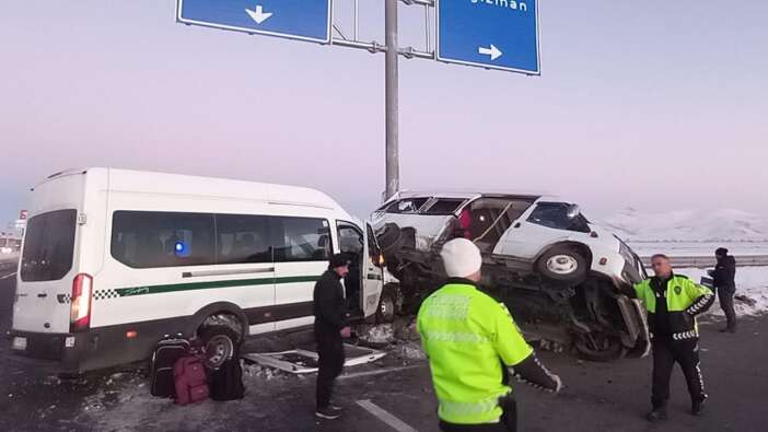 Kars’ta korkunç kaza: İki minibüs çarpıştı, 27 yaralı