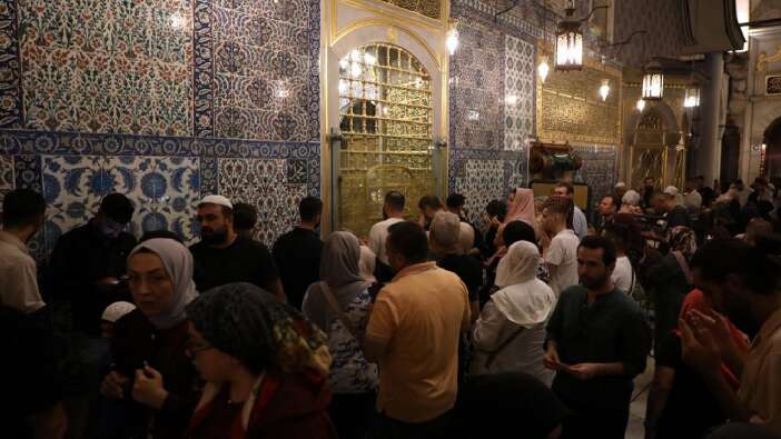 Eyüpsultan Camii’nde Regaip Kandili yoğunluğu! Binlerce insan ibadet için akın etti...