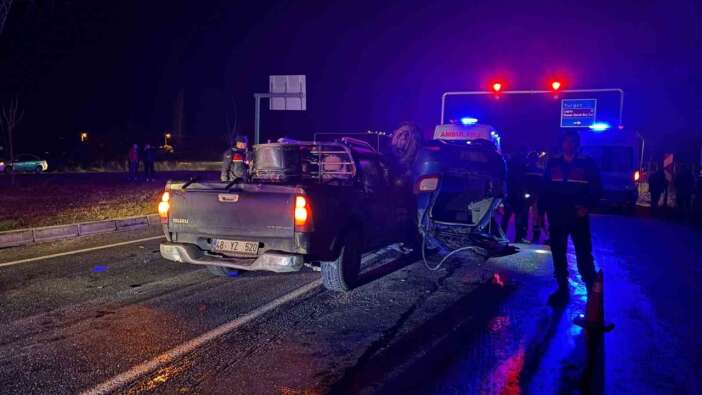 Muğla’da feci kaza! Kavşakta 2 araç çarpıştı: 2 ölü, 2 yaralı