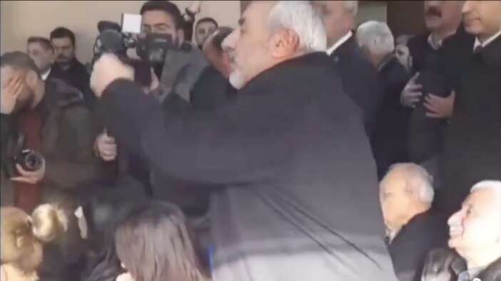 Özgür Özel, CHP'yi eleştiren vatandaşa fırça attı: Genel Başkan konuşuyor dinlesene!