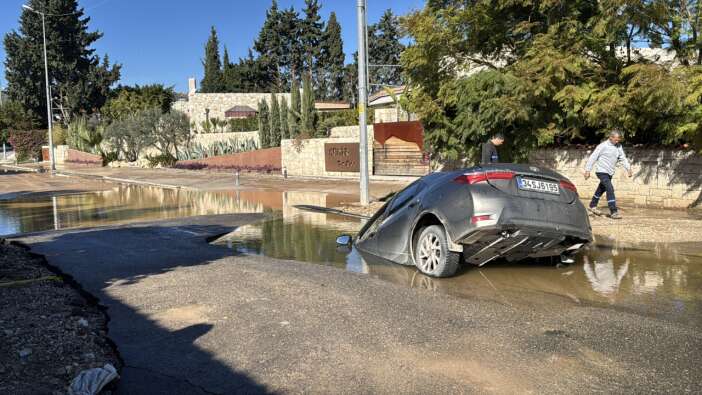 Bodrum’da su hattı felaketi: Çukura düşen araçtaki sürücü kurtarıldı!