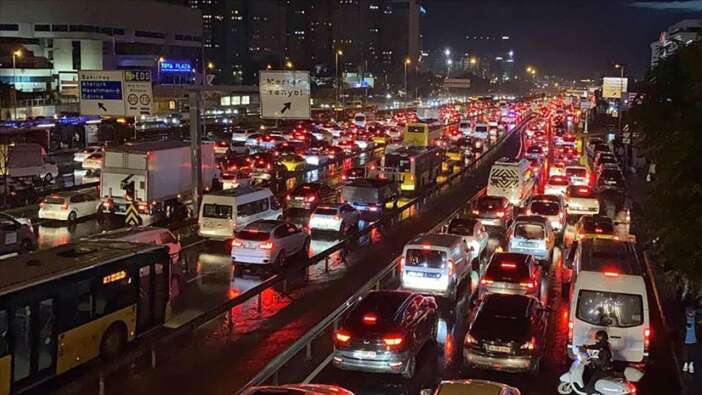 İstanbul trafik yoğunluğunda yoğunluğunda dünya lideri oldu! Bakın kaç saat kaybediyoruz!