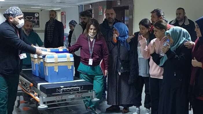 En acı veda! Rize'de bir aile kızlarının organlarını el sallayarak uğurladı