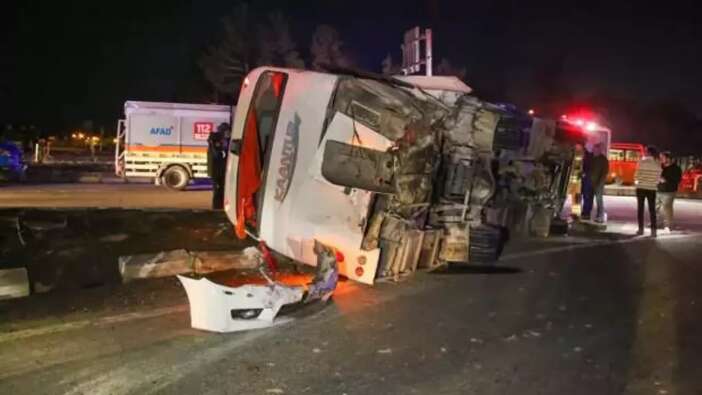 Uşak'ta feci kaza: Otomobil, işçi servisine çarptı! 28 yaralı var...