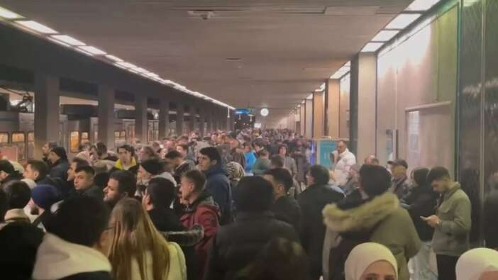 İstanbul'da yine metro mağduriyeti! Yüzlerce kişi yolda kaldı!