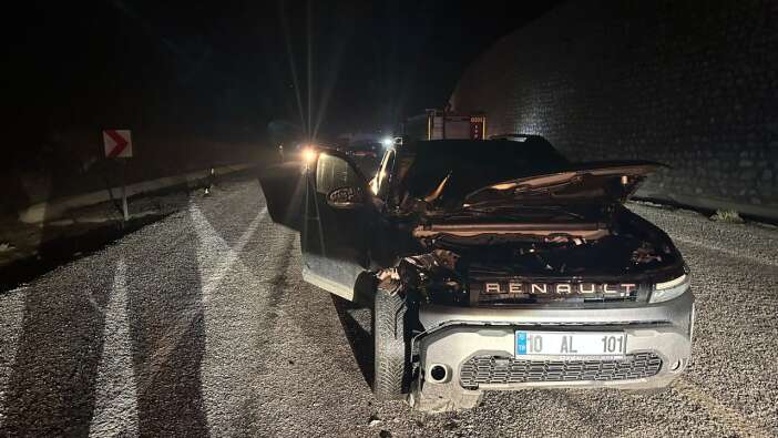 Balıkesir'de aracı şarampole devrilen sürücü yardım için yola çıktığı esnada başka bir aracın çarpmasıyla öldü
