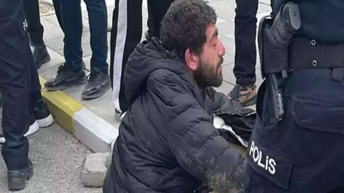 Sokak ortasında zorbalık! Yoldan geçenlere bıçak çekip tehdit etti! O zorbayı teslim ettiler!