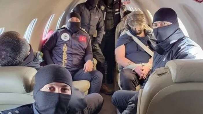 Kırmızı bültenle aranan organize suç örgütü elebaşı Ercan Yılmaz ve örgüt üyesi İbrahim Kaymak Ermenistan'da yakalanarak Türkiye'ye getirildi