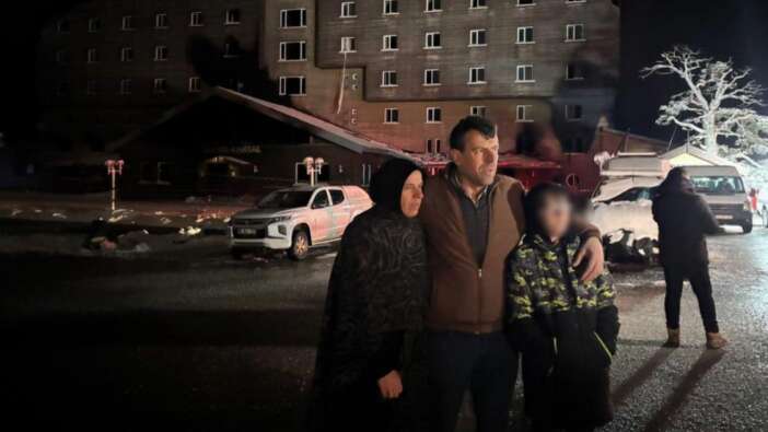 78 kişiye mezar olan Grand Kartal Otel'in önünde 'hatıra fotoğrafı' çektiren aile şoke etti!
