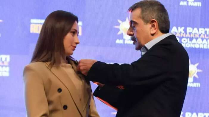 Türkiye’nin en genç Belediye Başkanı Zeynep Çelik AK Parti’ye katıldı! Rozetini Bakan Tekin taktı...