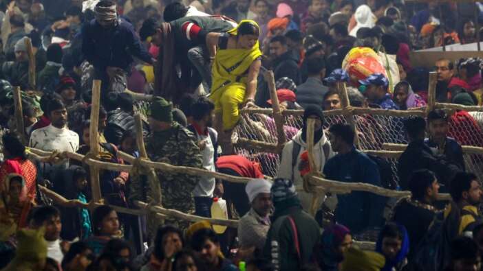 Hindistan'da dini Kumb Mela Festivali'nde izdiham! Çok sayıda ölü var...