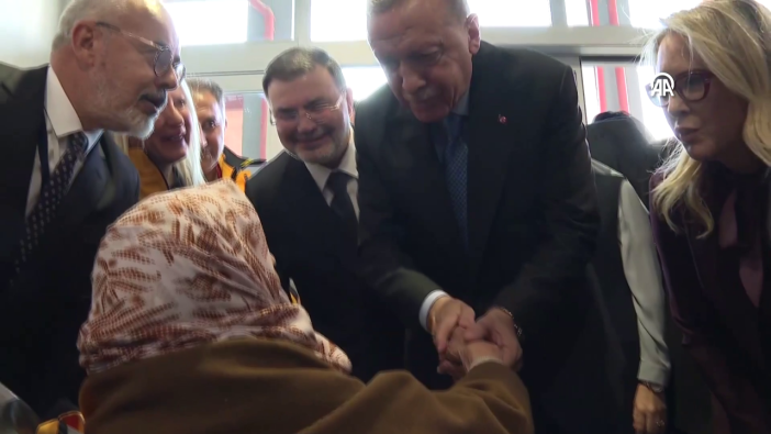Yürekleri ısıtan diyalog! Cumhurbaşkanı Erdoğan'dan 102 yaşındaki teyzeye: Hiç evladı yok diyorlar ben varım