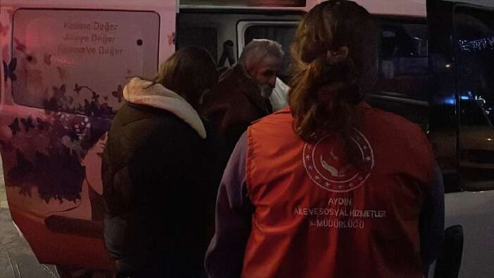 Valilik sahipsiz bırakmadı! Yere düşürdüğü erzakları toplarken görüntülenen kişiye yardım geldi