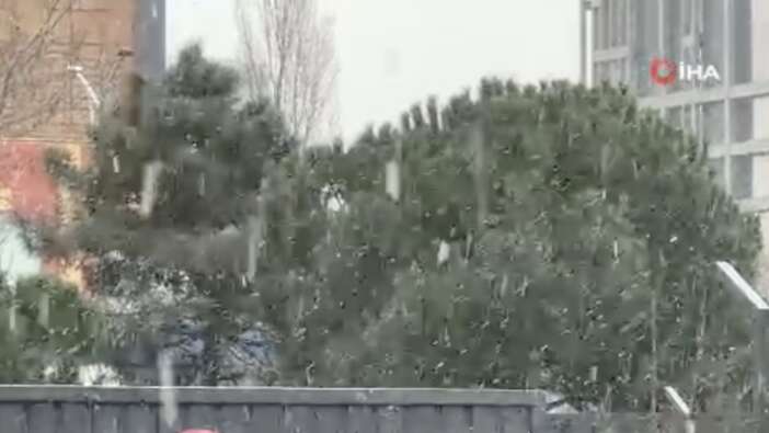 İstanbul'da beklenen kar yağışı başladı!