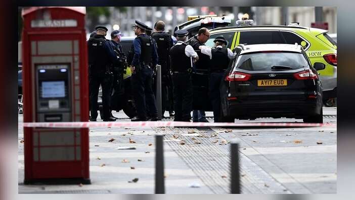 Londra'da bir araç kalabalığın arasına daldı! Yaralılar var... / VİDEO