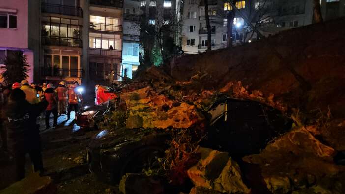 Beşiktaş'ta yağmur felaketi! 8 araç hurdaya döndü!