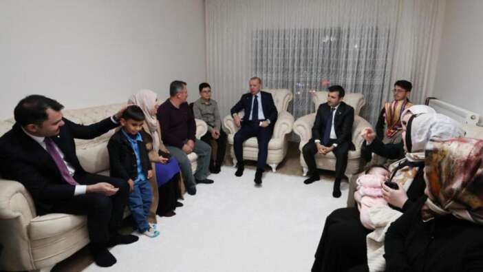 Cumhurbaşkanı Recep Tayyip Erdoğan ve Selçuk Bayraktar depremzede aileye çaya gitti!