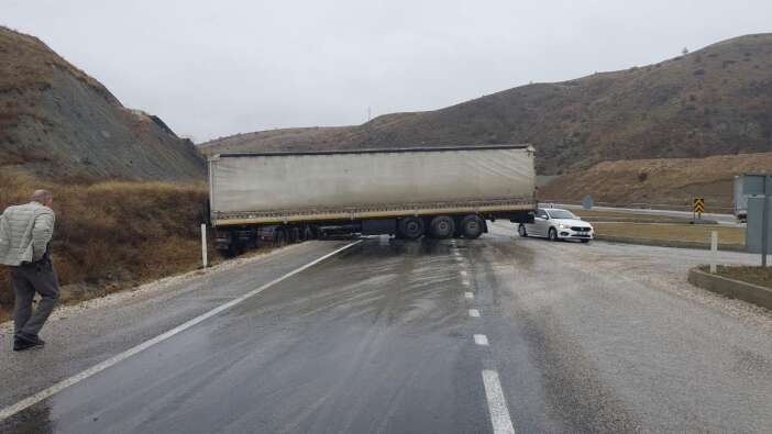 D-100'de tır kazası: Edirne yönü trafiğe kapandı
