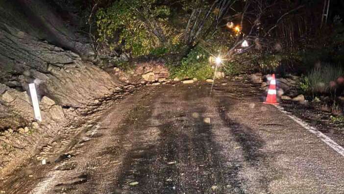 Kastamonu'da heyelan; iki ilçe arasındaki sahil yolu ulaşıma kapandı