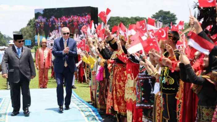 Asya turunun 2. durağı! Cumhurbaşkanı Erdoğan Endonezya'da büyük bir coşkuyla karşılandı... Görüntüler ''Böyle karşılama görülmedi'' dedirtti