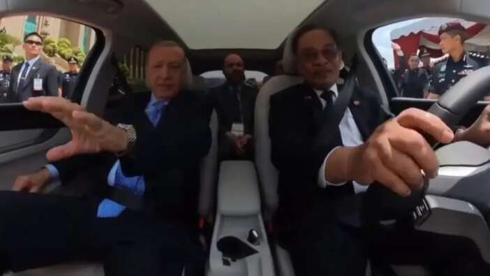 Cumhurbaşkanı Erdoğan ile Malezya Başbakanı arasında Togg içerisinde gülümseten diyalog!