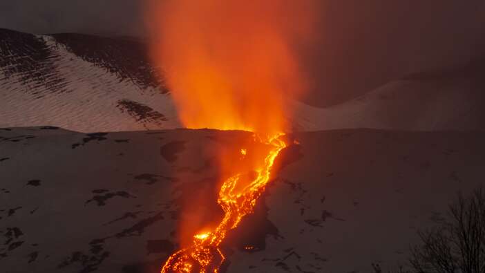 Etna Yanardağı harekete geçti! Lav ve kül bulutları gökyüzünü kapladı! Kabus geri döndü!