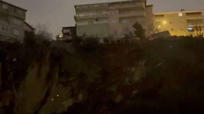 Korku dolu anlar... Üsküdar'da toprak kayması! Binalar boşaltıldı