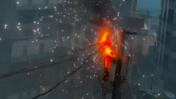 Korku dolu anlar! Elektrik trafosu bomba gibi patladı