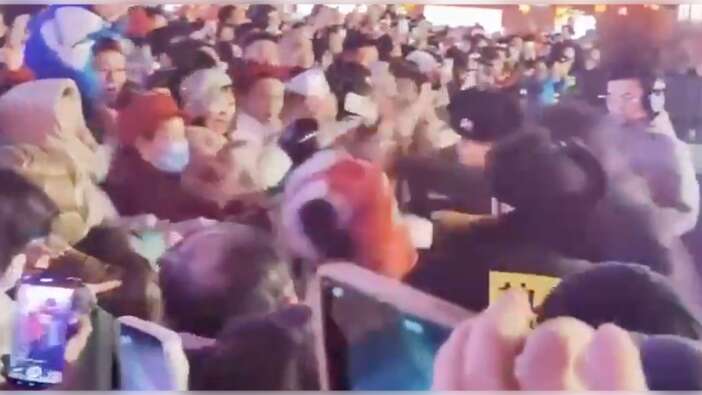 Kafa atmaya çalıştı... Kontrolden çıkan yapay zekalı robot insanlara saldırdı