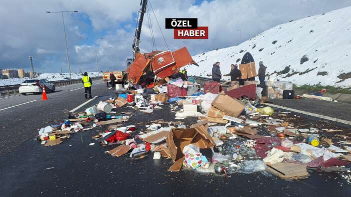 İkitelli’de kamyon TIR’a çarptı! Korkutan kazada eşyalar paramparça yola saçıldı