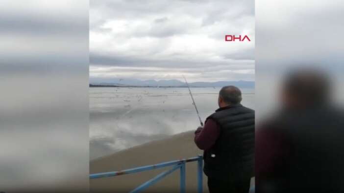 Oltasına balık yerine bakın ne takıldı! Antalya'da denizden çıkan sürpriz güldürdü...