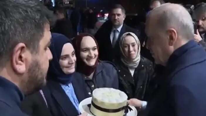 Cumhurbaşkanı Erdoğan’a gençlerden doğum günü sürprizi! Pasta ve çiçekler ile karşıladılar...