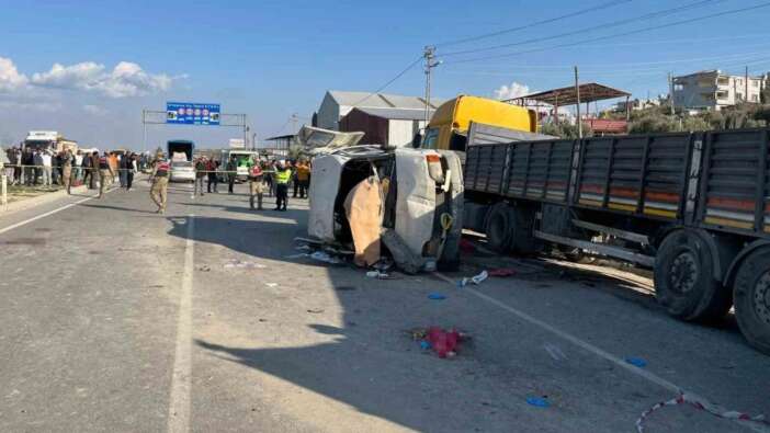 Hatay'da facia! Yolcu servisi park halindeki TIR'a çarptı! 6 ölü, 8 yaralı var...