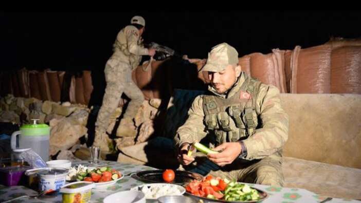 Mehmetçik görev başında ilk sahurunu yaptı! Ramazan vatan nöbetiyle başladı!
