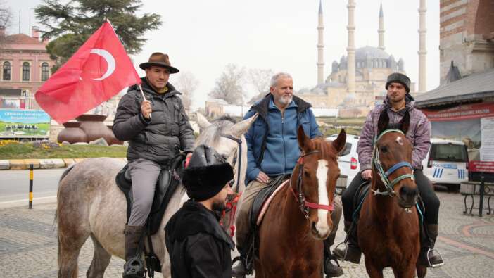 At sırtında İspanya'dan hacca gidiyorlar! Endülüslü Müslümanlar Türkiye'ye giriş yaptı!