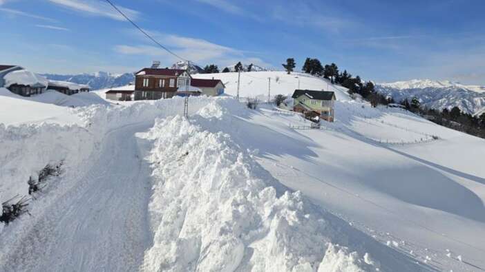 Artvin’de 3 metreyi aşan kar: Kutlu köyü yolu 10 gün sonra açıldı