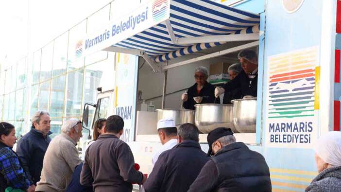 Marmaris Belediyesi her gün 3 çeşit iftarlık dağıtılıyor...