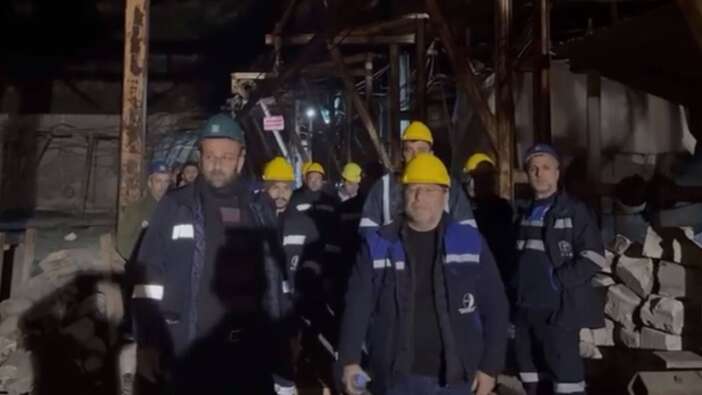 Özelleştirmeye karşı çıkan maden işçileri kendilerini madene kapattı