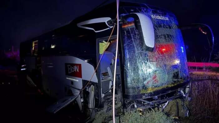 Yunanistan'dan gelen yolcu otobüsü Çanakkale'de kaza yaptı: 3'ü ağır 11 yaralı var...