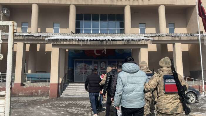 Hakkari'de son dakika! Jandarma dolandırıcılık şebekesini çökertti: 5 gözaltı