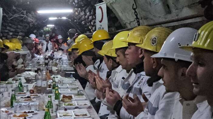 Zonguldak'ta madenci iftarı; oruçlarını grizu patlamasında ölen arkadaşlarına dua ederek açtılar