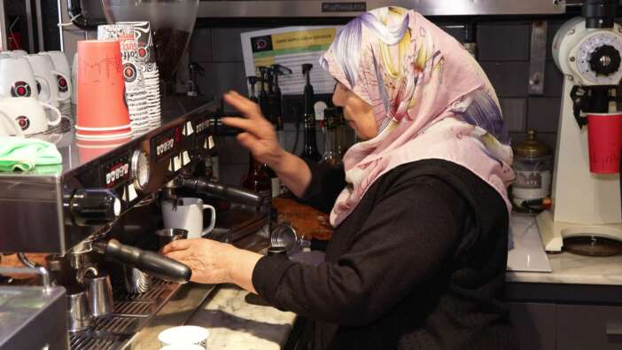 Gençlerin ilgi odağı! 70 yaşında 'Barista Teyze' oldu! Sosyal medya onu konuşuyor