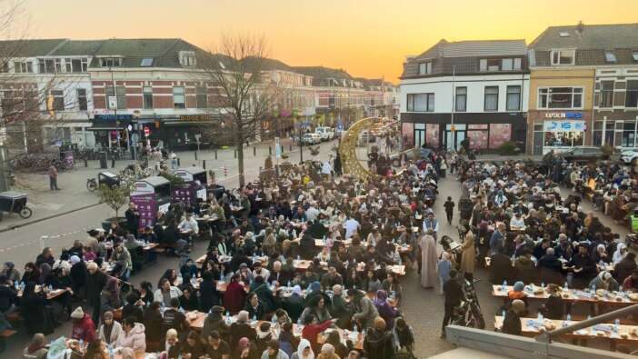 Hollanda'da 1600 kişilik sokak iftarı düzenlendi, Cami Meydanı doldu taştı